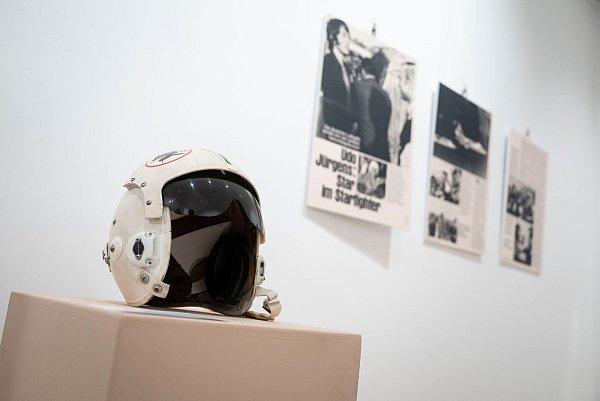 Mit einem «Starfighter»-Helm auf dem Kopf flog Udo Jürgens einst in 10.000 Metern Höhe. - © Lukas Barth/dpa