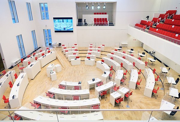 Die vier Ausgetretenen wollen den Saal verlassen. (Archivbild) - © Soeren Stache/dpa-Zentralbild/dpa