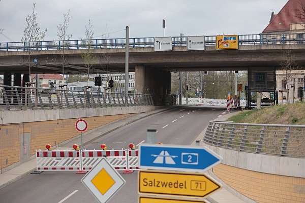 Diese Brücke im Stadtzentrum von Magdeburg ist seit Dienstag dicht. - © Matthias Bein/dpa