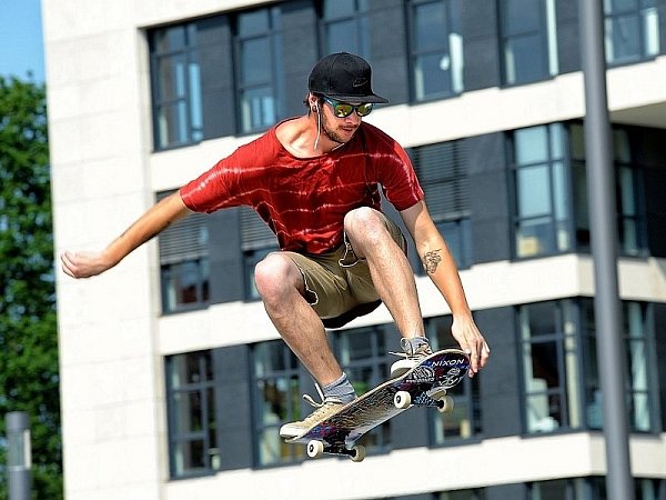 Dieser Skater hat an der neuen Anlage auf dem Kesselbrink sichtlich Spaß. - © FOTO: BARBARA FRANKE