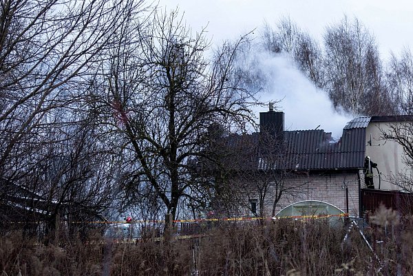 Bei dem Absturz des Flugzeugs trafen Trümmerteile auch ein Wohnhaus. - © Mindaugas Kulbis/AP