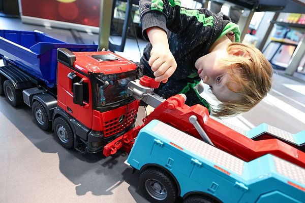 Ein Drittel ihrer Umsätze erzielt die Spielwarenbranche im November und Dezember. - © Daniel Löb/dpa