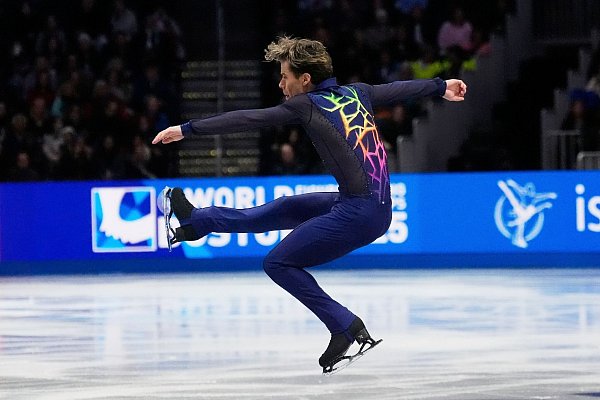 Nikita Starostin schied bei der WM im Kurzprogramm chancenlos aus. - © Charles Krupa/AP/dpa