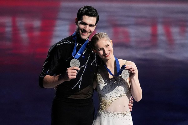 Minerva Hase und Nikita Wolodin holten bei der Eiskunstlauf-WM Silber und sind auch bei Olympia Medaillenkandidaten. - © Charles Krupa/AP/dpa