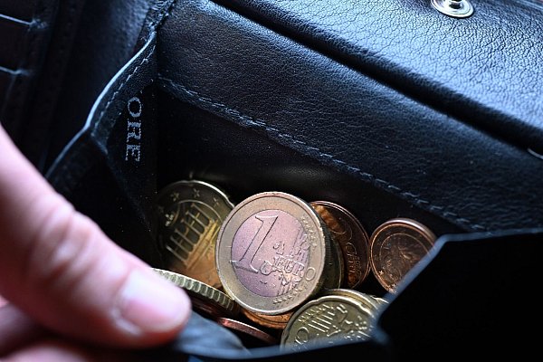 Viele Menschen machen sich Sorgen - auch wegen hoher Preise. (Symbolbild) - © Federico Gambarini/dpa