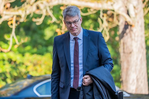 Verkehrsminister Patrick Schnieder (CDU) wurde während der Klausur nach einem Kreislaufzusammebruch ins Krankenhaus gebracht. Danach hieß es, es gehe ihm wieder besser. - © Michael Kappeler/dpa