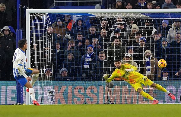 Joao Pedro von Brighton & Hove Albion trifft per Elfmeter zum 1:1. - © Jonathan Brady/PA Wire/dpa