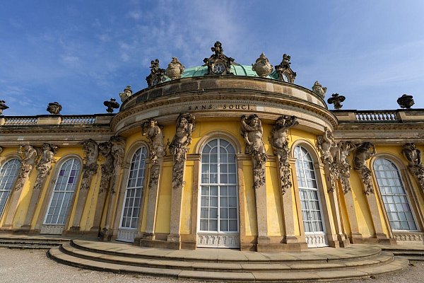 Die Beteiligten an der Einigung über die Kunstschätze der Hohenzollern trafen sich am Dienstag am Potsdamer Schloss Sanssouci. (Archivbild) - © Soeren Stache/dpa/ZB