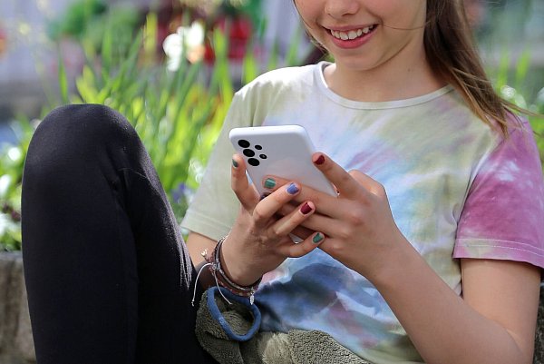 Kinder und Jugendliche nutzen wie auch Erwachsene Handy, Streaming & Co. zum Entspannen. - © Mascha Brichta/dpa-tmn
