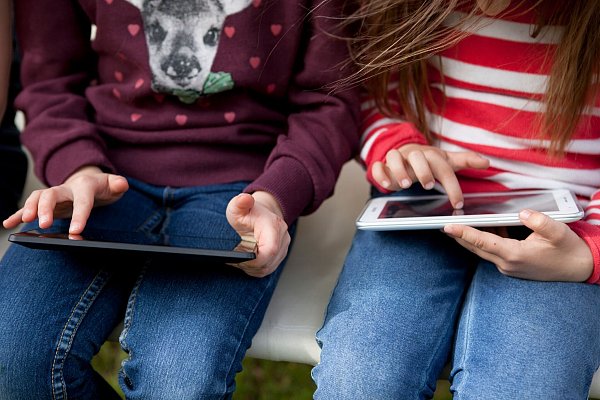 Mit einem Wisch ist alles da: Kinder verstehen meist intuitiv, wie die Dinge funktionieren - für die Mechanismen dahinter aber müssen sie sensibilisiert werden. - © Silvia Marks/dpa Themendienst/dpa-tmn