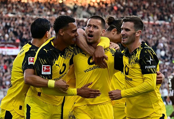 Der BVB bejubelt das 2:1 bei St. Pauli von Waldemar Anton. - © Sina Schuldt/dpa