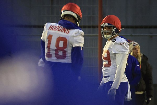 Der Stuttgarter Jakob Johnson (rechts) trainiert mit den New York Giants in München. - © Karl-Josef Hildenbrand/dpa