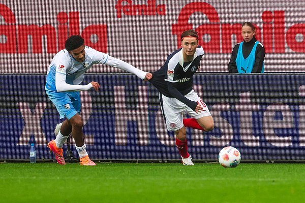 Jonas Therkelsen und Holstein Kiel erkämpften sich noch einen Punkt. - © Frank Molter/dpa