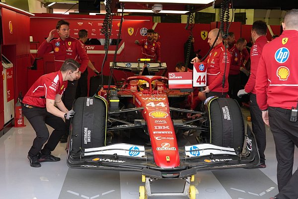 Der Rekordweltmeister bei der Eingewöhnung an sein neues Auto. - © Hasan Bratic/dpa