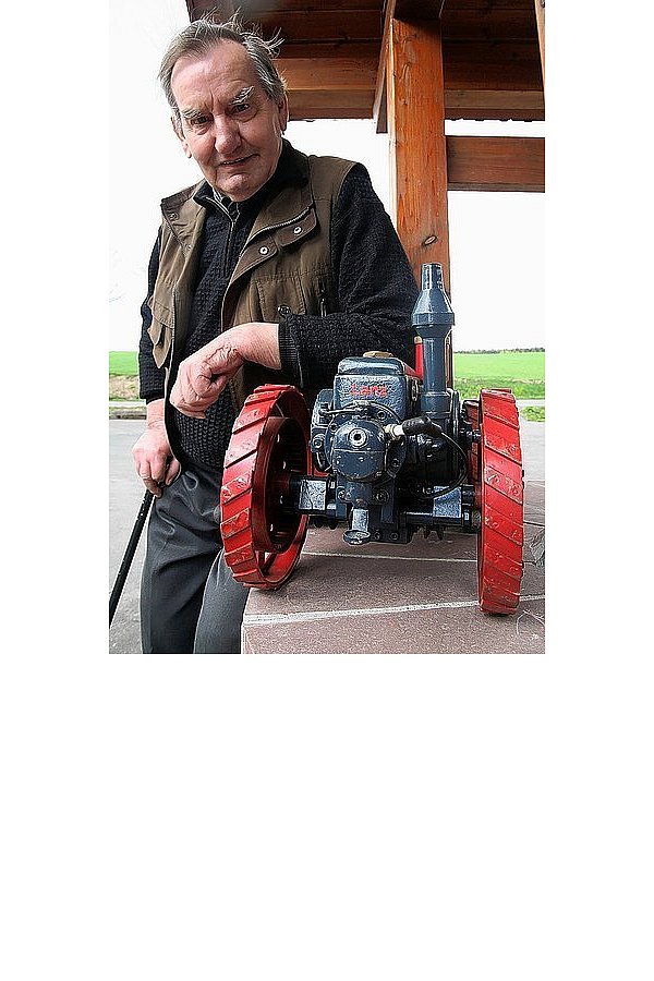 Der passionierte Modellbauer Alois Vandiken wird am Sonntag 85 Jahre alt. Der Tüftler aus Schweckhausen hat über 60 Maschinen nachgebaut – darunter auch den Lanz-Allrad-Traktor mit Knicklenker, der im Original anno 1919 gebaut wurde. - © FOTO: SANDRA WAMERS