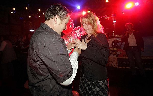 Reiner Weyher und Christiane Deus beim Heiratsantrag im Waldhof. Die beiden waren 2009 bei "Bauer sucht Frau" das Paar des Abends. - © FOTO: HENRIK MARTINSCHLEDDE