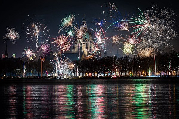 «Menschen wollen zum Jahreswechsel sichtbar und gemeinsam feiern – sicher, legal und rücksichtsvoll», sagt der Pyrotechnik-Verband. (Archivbild) - © Moritz Frankenberg/dpa