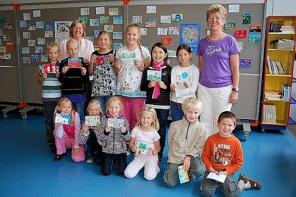 Alina Ortmann, Mariell Klaus, Finja Sherin Kettler, Anna Eggert, Justus Kmoch, Marcel Belz, Lara Korpusch, Axel Fleischer, Annemarie Buschkamp, Anita Isufi, Nina Waschewski und LucaAlina Völler haben im Kunstunterricht von Elke Schmidt (h. r.) für UNICEF gemalt. Und auch Cornelia Stein (h. l.), Leiterin der UNICEF-Ortsgruppe Bünde, hofft auf Platz 1 im Bundeswettbewerb. - © FOTO: PAUL PRÖTER