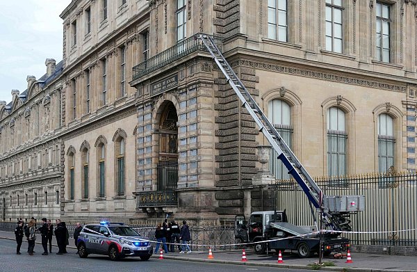 Mit einem Möbelaufzug gelangen die Täter in das Museum. (Archivbild) - © Dimitar Dilkoff/AFP/dpa