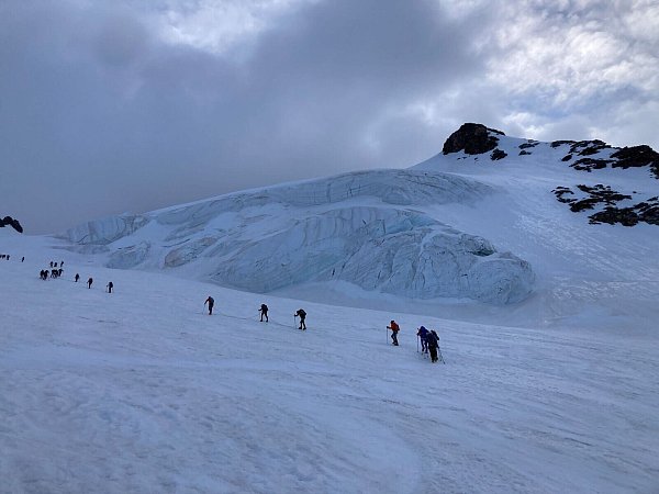 Auf dem Gletscher sind Bergsteiger angeseilt unterwegs - andernfalls drohen gefährliche Stürze in Gletscherspalten. - © Sabine Dobel/dpa