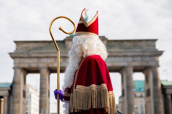 Der niederländische Sinterklaas reist traditionell mit dem Dampfschiff an. (Archivbild) - © Christoph Soeder/dpa