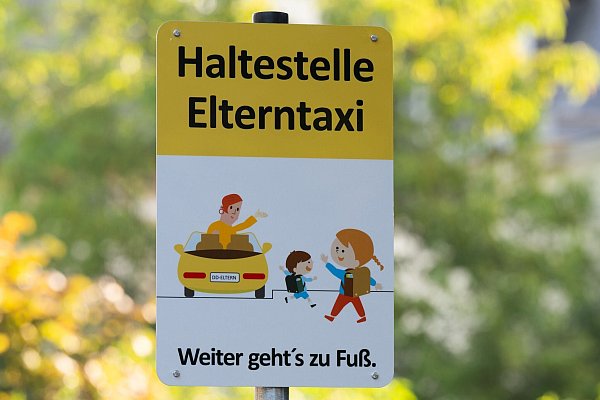Viele Eltern fürchten, dass durch «Eltern-Taxis» zusätzliche Unfallgefahr für Schüler entsteht. - © Sebastian Kahnert/dpa