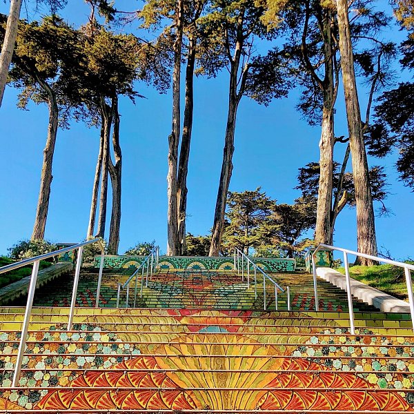 Wer sich dem Lincoln Park von östlicher Seite nähert, bekommt diese wunderschöne Treppe zu sehen. - © Alexandra Kenin/Urban Hiker SF/dpa-tmn
