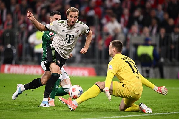 Endstation Kal Hein (r): Hier scheitert Harry Kane am Werder-Torhüter. - © Harry Langer/dpa