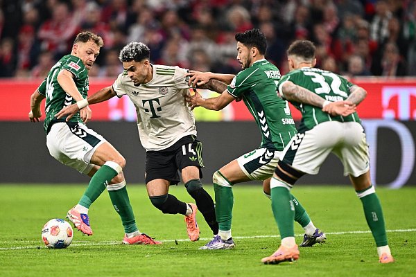 Kaum zu stoppen: Bayern-Angreifer Luis Díaz gegen drei Bremer. - © Harry Langer/dpa