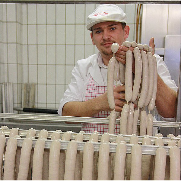 Azubi Matthias Macion hängt die Wurstproduktion des Morgens auf Gestelle aus Edelstahl, wo sie bis zum nächsten Tag trocknen und sich in Form hängen. - © FOTO: MARTINA CHUDZICKI