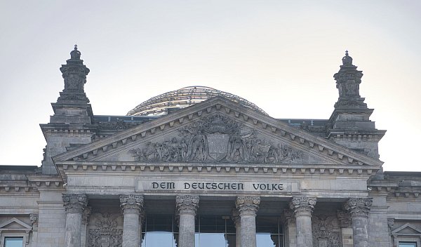 Vor 35 Jahren haben sich die Bundesrepublik Deutschland und die Deutsche Demokratische Republik zu einem Staat zusammengeschlossen. - © Paul Zinken/dpa
