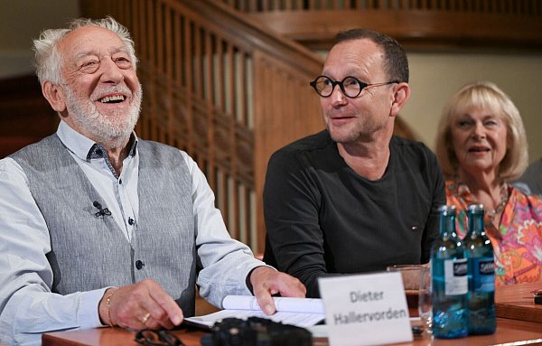 Dieter Hallervorden stellte das Programm seines Schlosspark Theaters in Berlin vor. - © Jens Kalaene/dpa