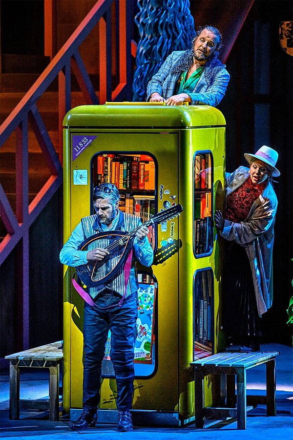 Eine alte Telefonzelle schafft es in Davids\\\' Inszenierung. - © Enrico Nawrath/Bayreuther Festspiele/dpa