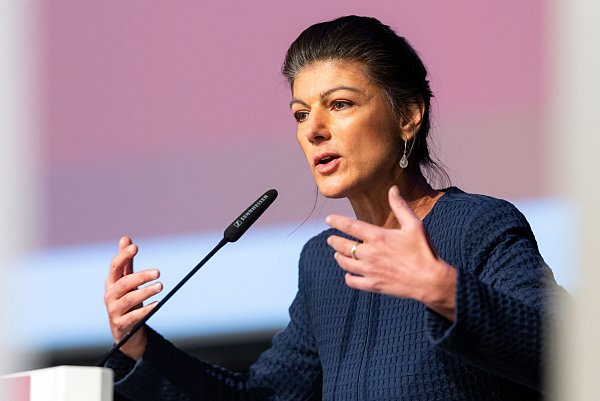 BSW-Gründerin Sahra Wagenknecht warb für den Koalitionsvertrag von CDU, BSW und SPD in Thüringen. - © Michael Reichel/dpa