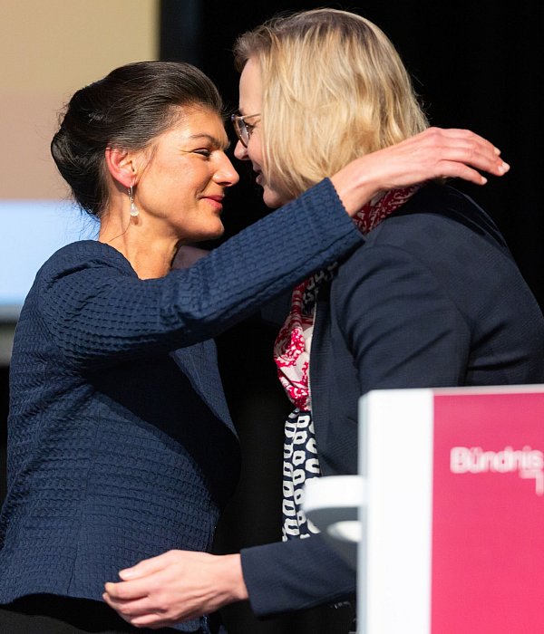 Thüringens BSW-Chefin Katja Wolf und Parteigründerin Sahra Wagenknecht zeigten sich nach einem Streit im Zuge der Koalitionsverhandlungen nun bei einem Landesparteitag versöhnlich. - © Michael Reichel/dpa