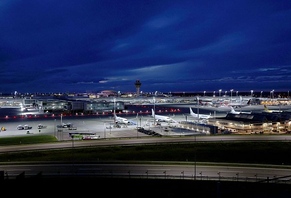 Mehrere Menschen hatten am Abend Drohnen über dem Flughafen in München gesichtet. (Archivbild) - © Karl-Josef Hildenbrand/dpa