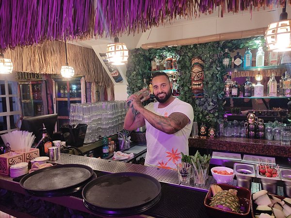 Ein Foto aus dem Jahr 2022: Da stand Sohel Abdoulkhanzadeh hinter der intakten Bar. (Archivbild) - © Ralf Petzold/dpa
