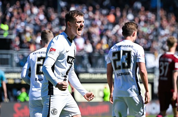 Elversbergs Fisnik Asllani bejubelte gegen Regensburg seine Saisontore 13 und 14. - © Silas Schueller/Defodi Images/dpa