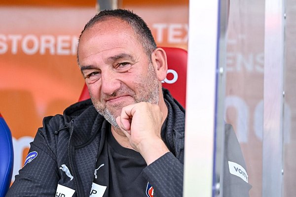 Sinnbild für Vereinstreue: Frank Schmidt ist seit 18 Jahren Trainer in Heidenheim. (Archivfoto) - © Harry Langer/dpa