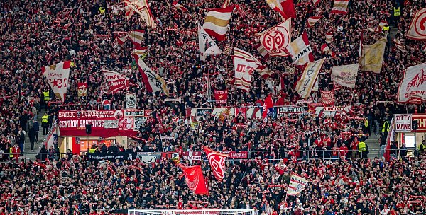 Mainzer Fans feiern den Europapokal-Abend. - © Torsten Silz/dpa