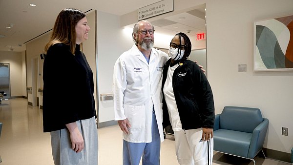 Die Schweinenierenempfängerin Towana Looney (rechts) steht neben dem Transplantationschirurgen Jayme Locke. - © Shelby Lum/AP Photo/dpa