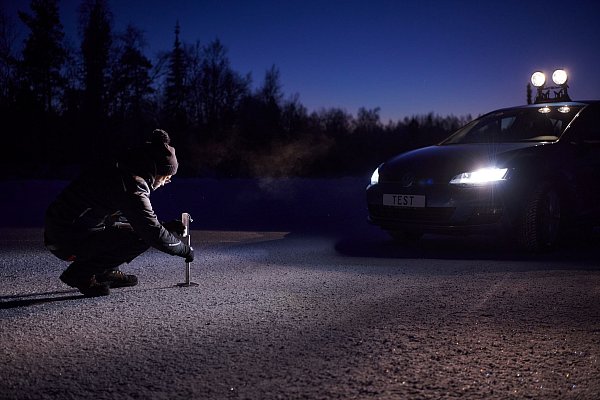 Vor allem sehr günstige Winterreifen könnten laut ADAC ein Sicherheitsrisiko darstellen. - © ADAC/Marc Wittowski/dpa-tmn