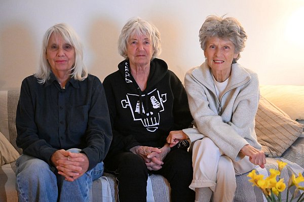 Die Gefährtinnen von Rainer Langhans: Gisela Getty, Christa Ritter und Brigitte Streubel (von links nach rechts). (Archivbild) - © Felix Hörhager/dpa