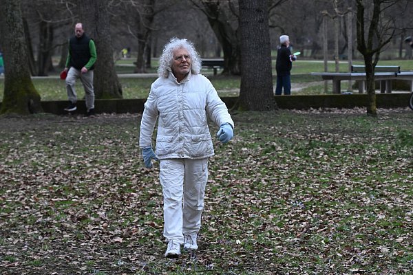 Der krebskranke Langhans beim Spaziergang im Münchner Luitpoldpark. (Archivbild) - © Felix Hörhager/dpa