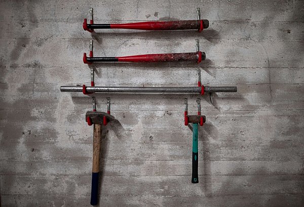 Der Werkzeugkasten für einen Besuch im Wutraum. - © Fabian Strauch/dpa