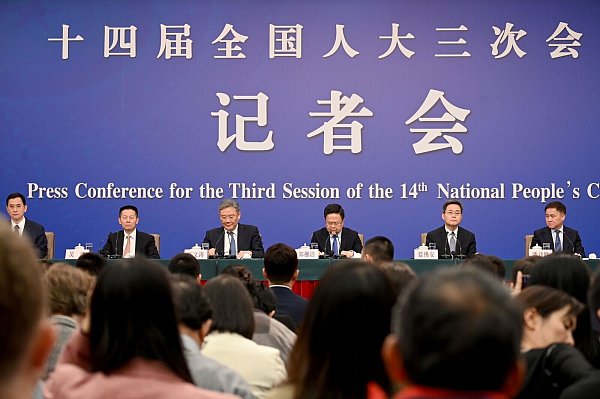 Vertreter mehrerer Ministerien Chinas äußern sich vor Journalisten zum Thema Wirtschaft. - © Johannes Neudecker/dpa