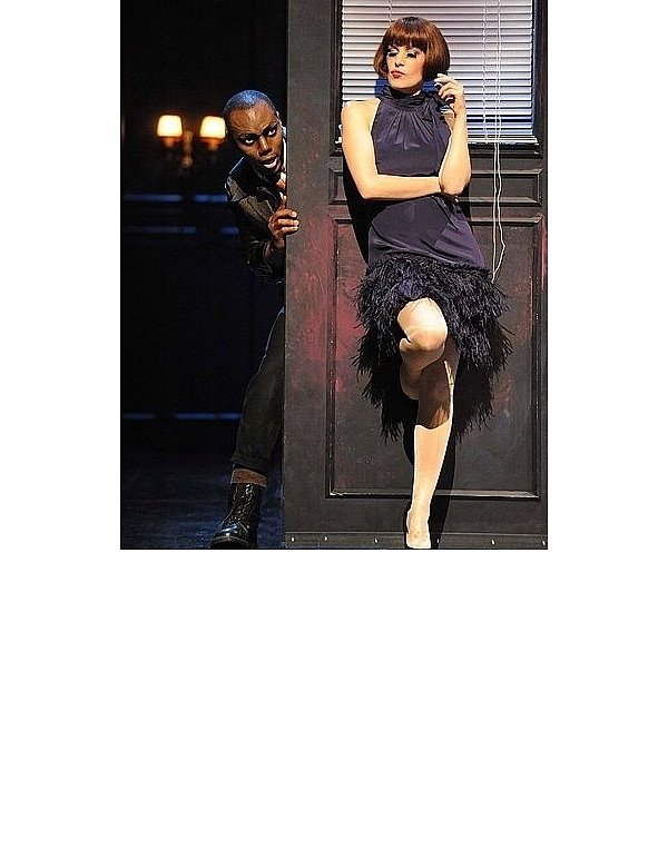 Daniel Billings (Figaro), Cornelie Isenbürger (Rosina) in Rossinis "Barbier von Sevilla" auf der Bielefelder Opernbühne. - © FOTO: STUTTE