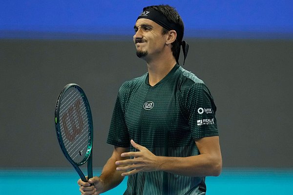 Lorenzo Sonego war gegen Alexander Zverev zwischenzeitlich verärgert. - © Ng Han Guan/AP/dpa