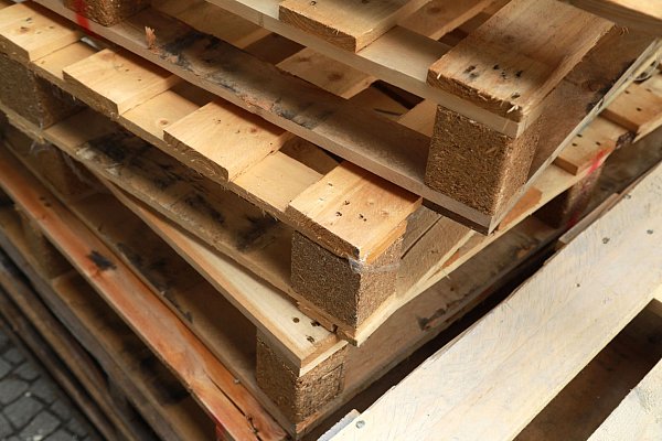 Das Holz ist meist nicht so robust: Einwegpaletten sind nicht tauschbar und gehören auf den Wertstoffhof. - © Christin Klose/dpa-tmn