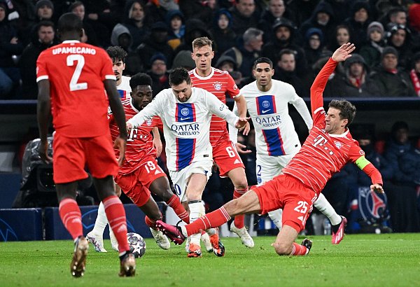 Das bislang letzte Duell zwischen Messi (Mitte) und Müller war das Achtelfinal-Rückspiel zwischen Bayern und Paris im März 2023. (Archivbild) - © Sven Hoppe/dpa